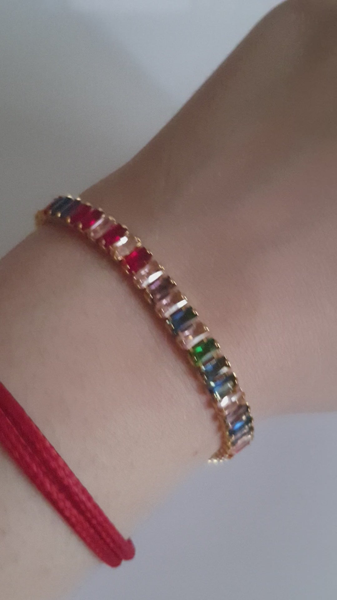 Bransoletka tęczowa glamour ze stali nierdzewnej, złocona, zdobiona wielobarwnymi prostokątnymi cyrkoniami w szlifie fasetowanym, długość 17,5 cm, RougeBizu.