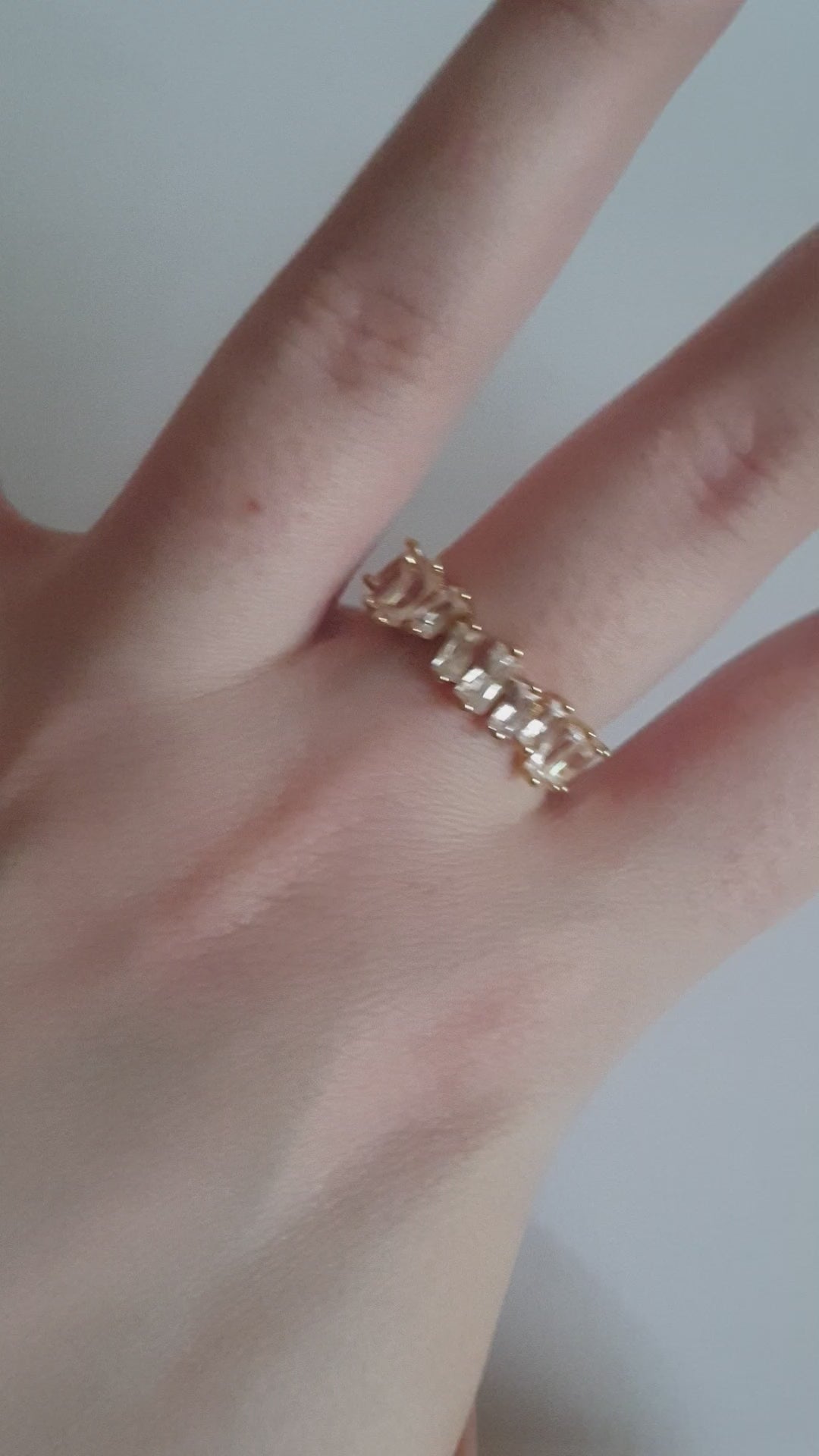 Pierścionek glamour ze stali nierdzewnej, złocony, regulowany, zdobiony rzędem prostokątnych cyrkonii w szlifie fasetowanym, rozmiar 19 mm, RougeBizu.