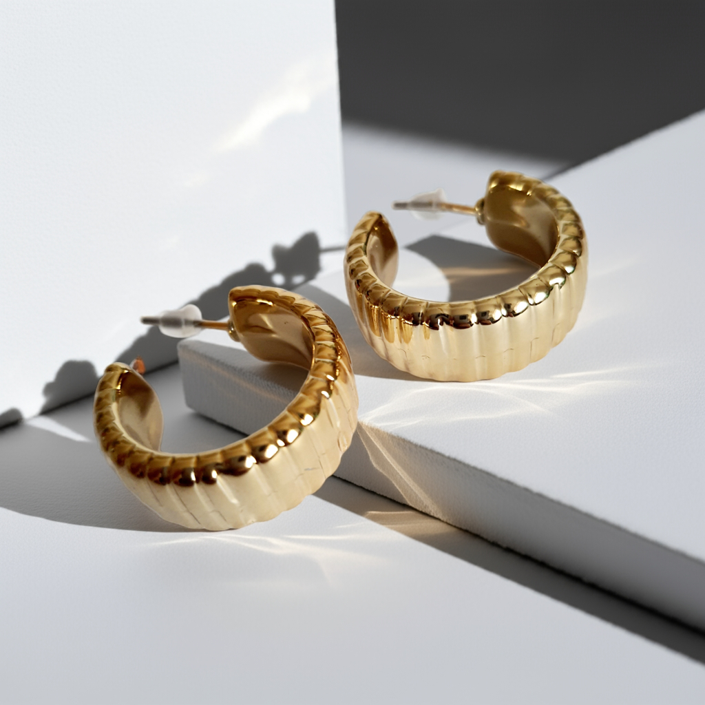 Złote kolczyki koła ryflowane, stal nierdzewna, średnica 4 cm, eleganckie i klasyczne. Rouge Bizu.