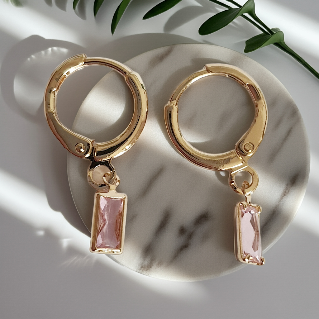 Złote kolczyki koła z różowym prostokątnym kryształem, długość 2 cm, stal nierdzewna. Rouge Bizu.
