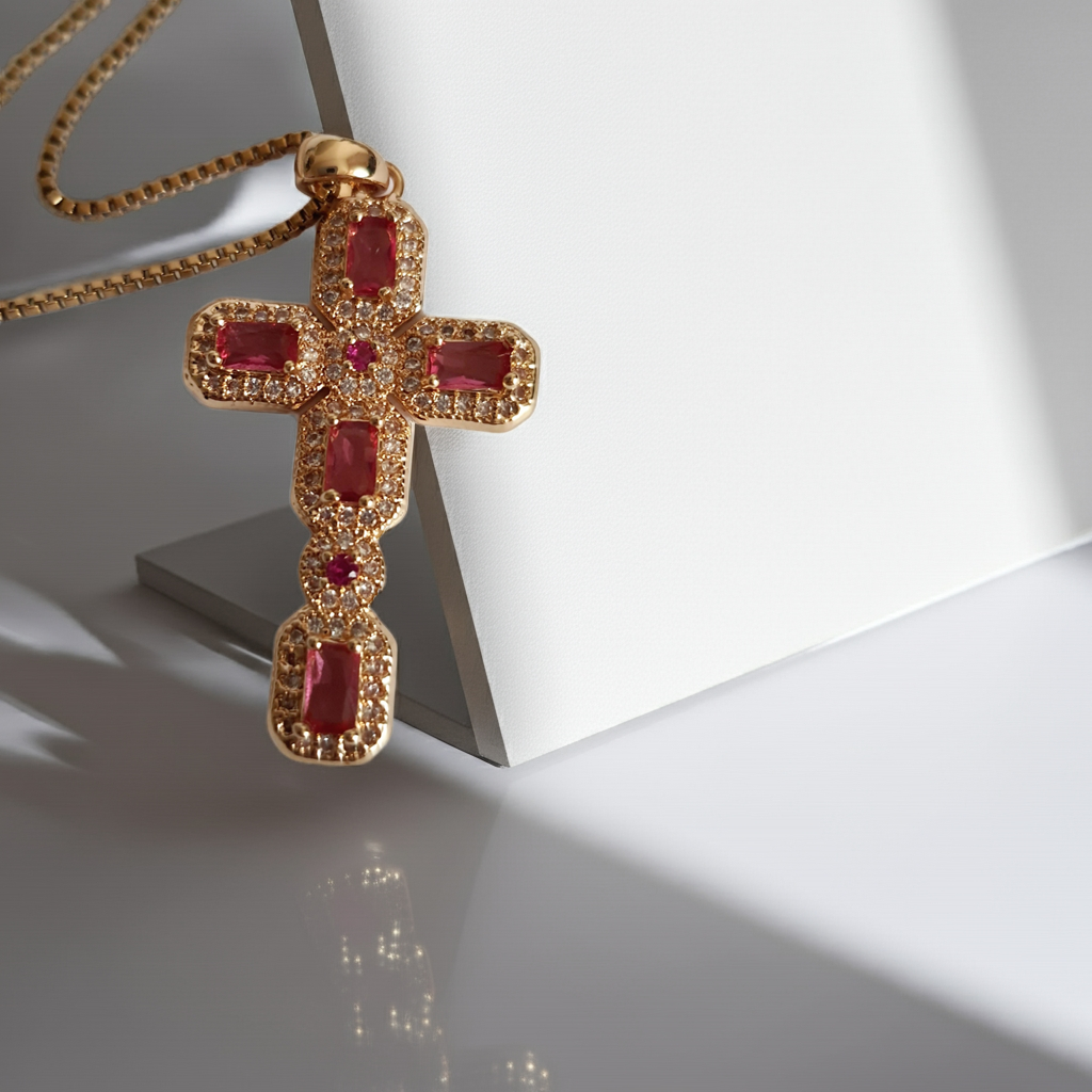 Naszyjnik złoty 40–47 cm ze stali nierdzewnej z krzyżem wysadzanym różowymi i białymi cyrkoniami w geometrycznej oprawie, Rouge Bizu. #bizuteria #biżuteriapozłacana #stalnierdzewna #stalchirurgiczna #platerowane18k #wodoodporne #hipoalergiczne #retro #vintage  #rougebizu