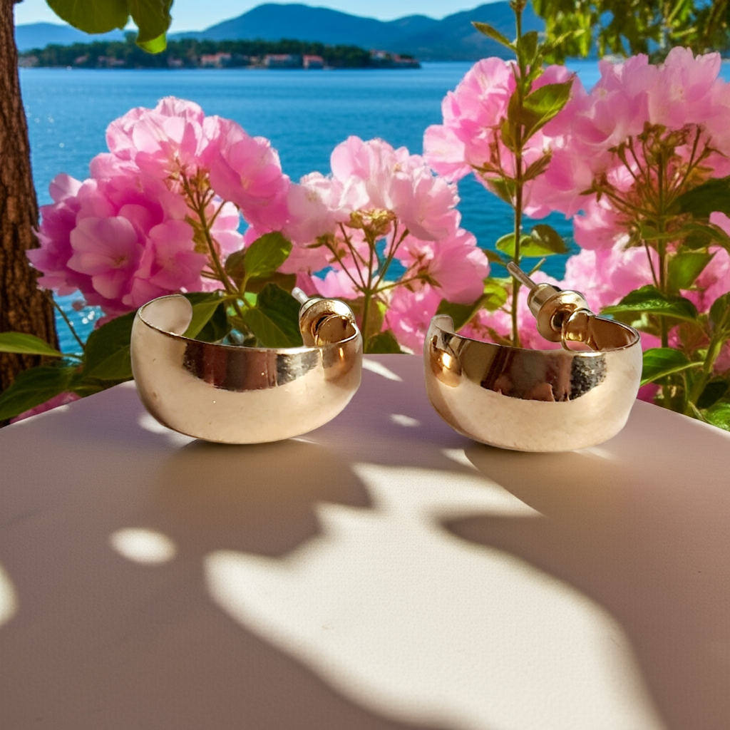 Kolczyki półkola ze stali chirurgicznej – złote, minimalistyczny kształt. rouge bizu