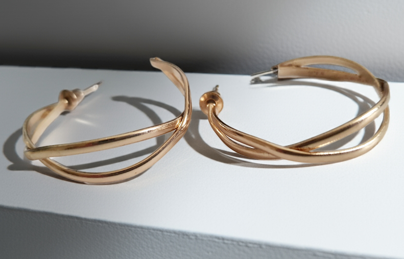 Złote subtelne kolczyki koła 3,5 cm – lekkie skręcone hoops w stylu minimalistycznym i eleganckim