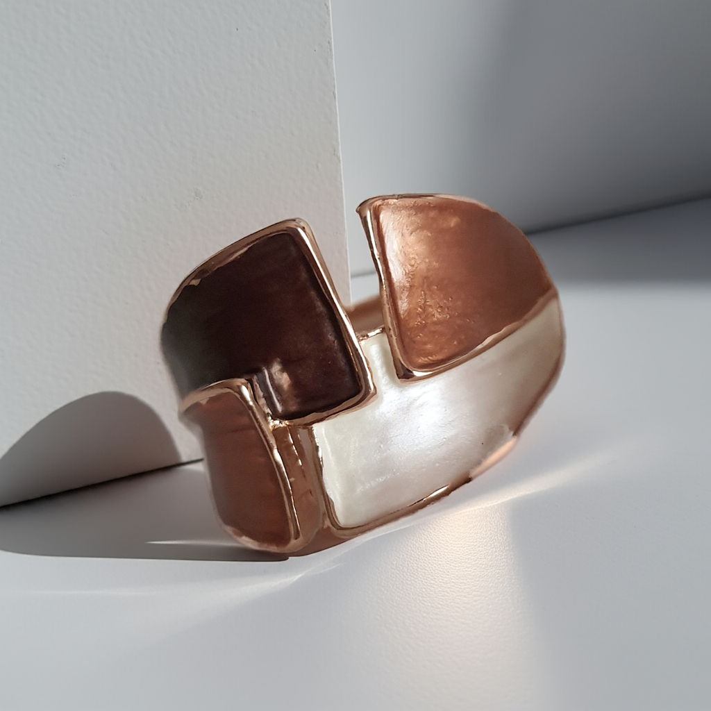 Pierścionek damski ze stali nierdzewnej, rozmiar 21 mm, złota oprawa, geometryczny design z elementami w odcieniach brązu i perły, nowoczesny artystyczny styl, Rouge Bizu.