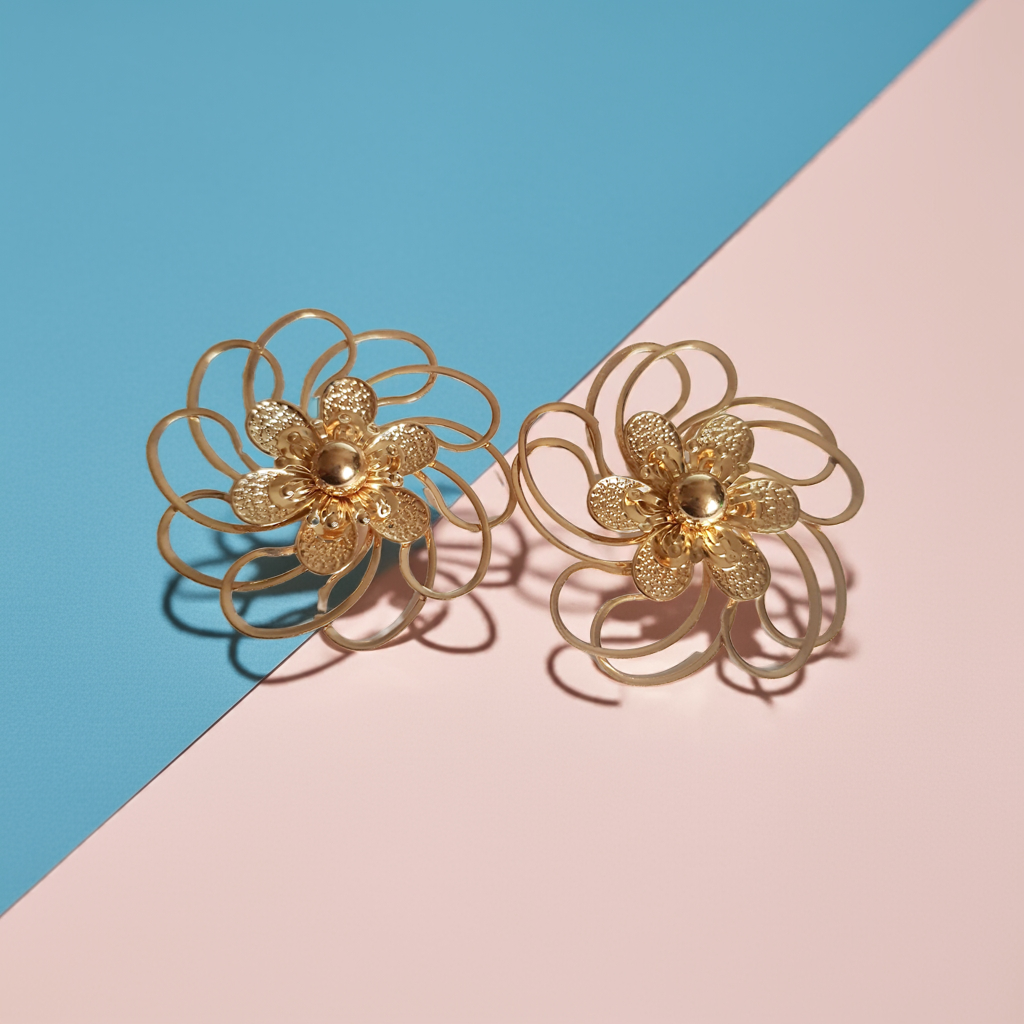 Kolczyki złote w kształcie przestrzennych kwiatów 3D, ażurowa forma, średnica 5 cm, stal nierdzewna, stal chirurgiczna, elegancki i artystyczny styl, Rouge Bizu.